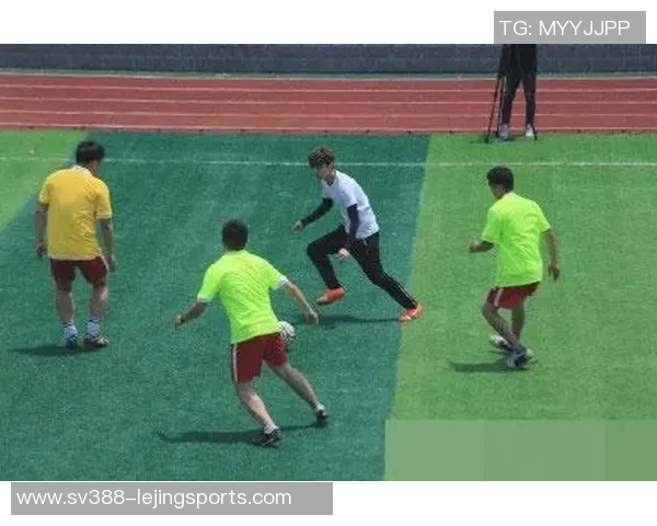 鹿晗在绿茵场上展现足球技巧的精彩瞬间照片合集